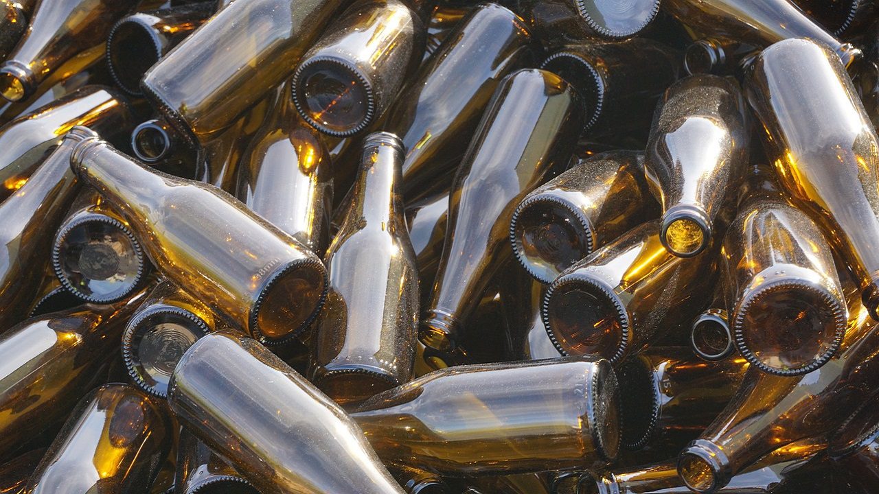 Ci sono più microplastiche nelle bottiglie di vetro che in quelle in plastica