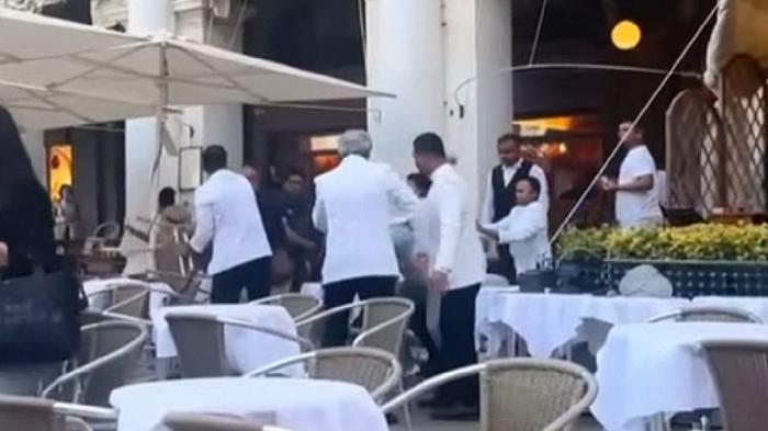 Volano sedie e spintoni al Gran Caffè Chioggia di piazza San Marco a Venezia e il conto non c’entra