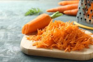 carote grattugiate su tagliere