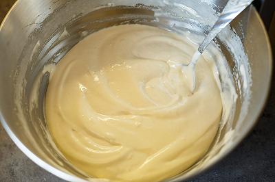 Preparate la crema pasticcera e mescolatela con il burro