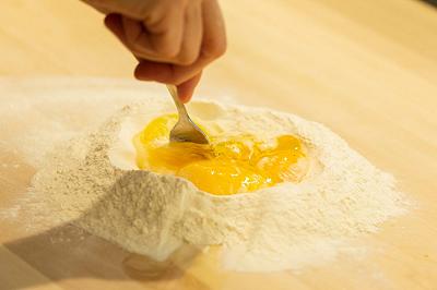 Impastate la farina con le uova