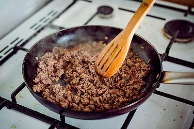 Rosolate la carne del ripieno