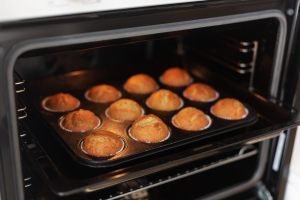 muffin alle carote in cottura nel forno