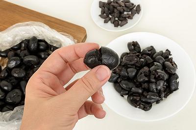 Denocciolate e tritate le olive
