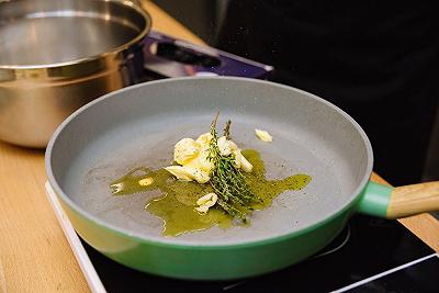 sciogliete il burro con aglio, olio e timo.