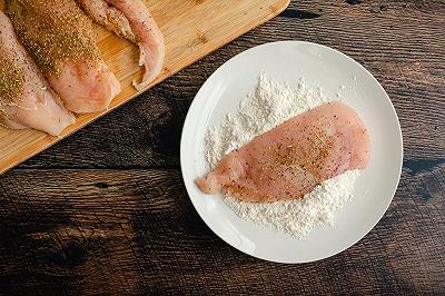 Salate e infarinate le fette di pollo