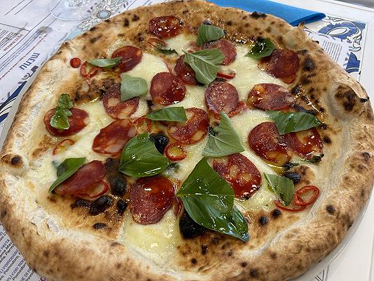 pizza all'acqua con salame piccante sofia