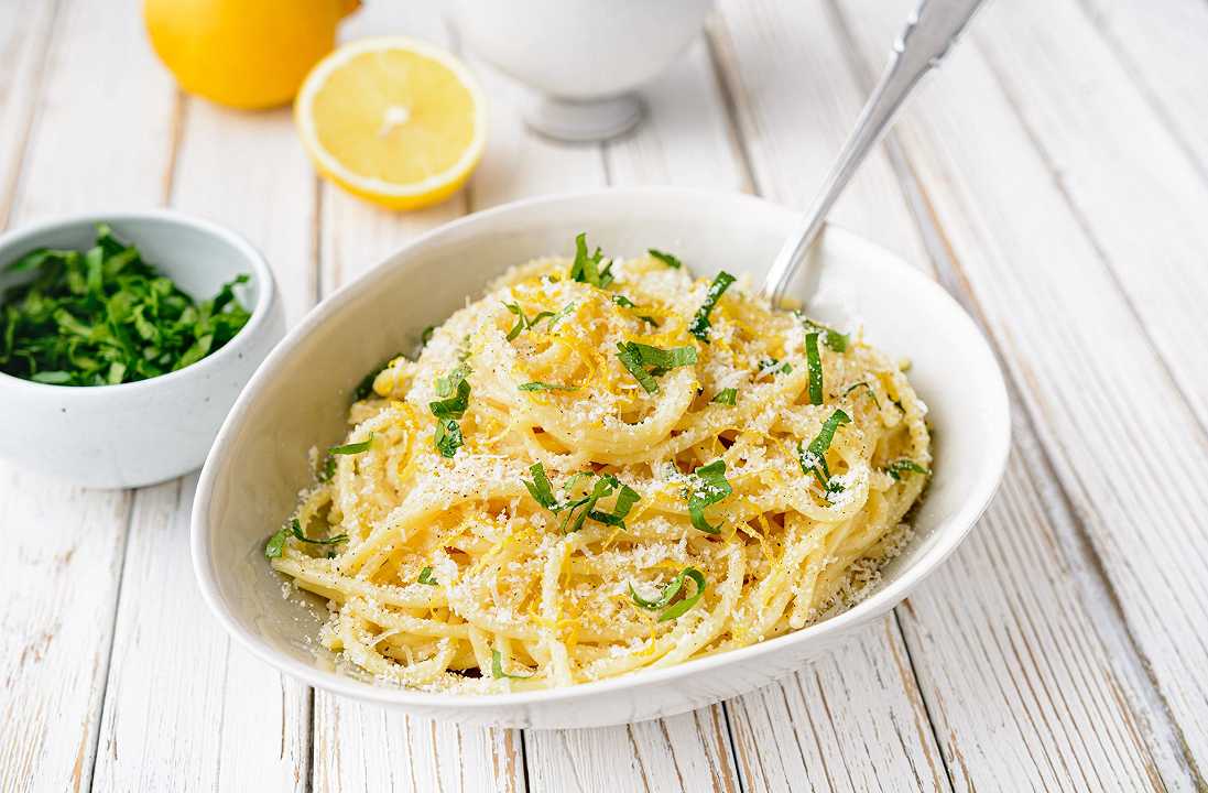 Spaghetti al limone, la ricetta per farli profumati e cremosi