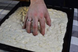 stendete la focaccia nella teglia
