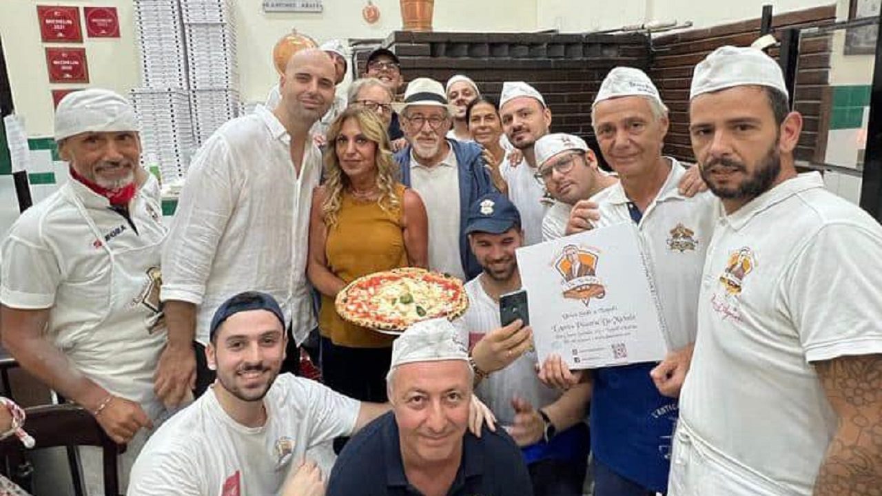 Nella guerra delle visite Vip alle pizzerie napoletane, Steven Spielberg ha scelto la sua