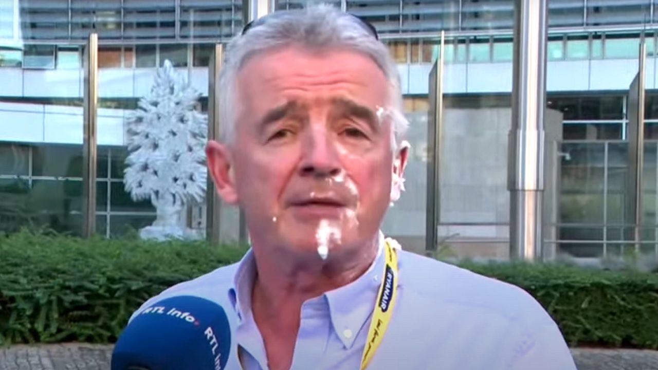 Attiviste lanciano torta in faccia al capo di Ryanair che ironizza: “Meglio l’Irish Cream”