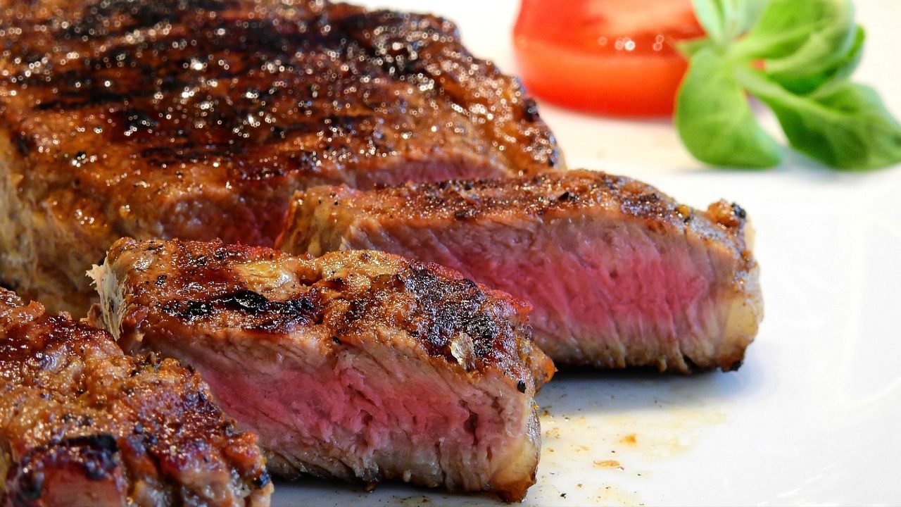 La carne rossa aumenta i rischi di diabete? Studio svela quanta mangiarne