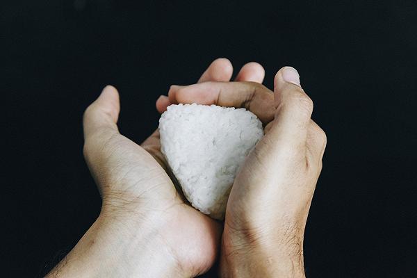 assemblaggio degli onigiri