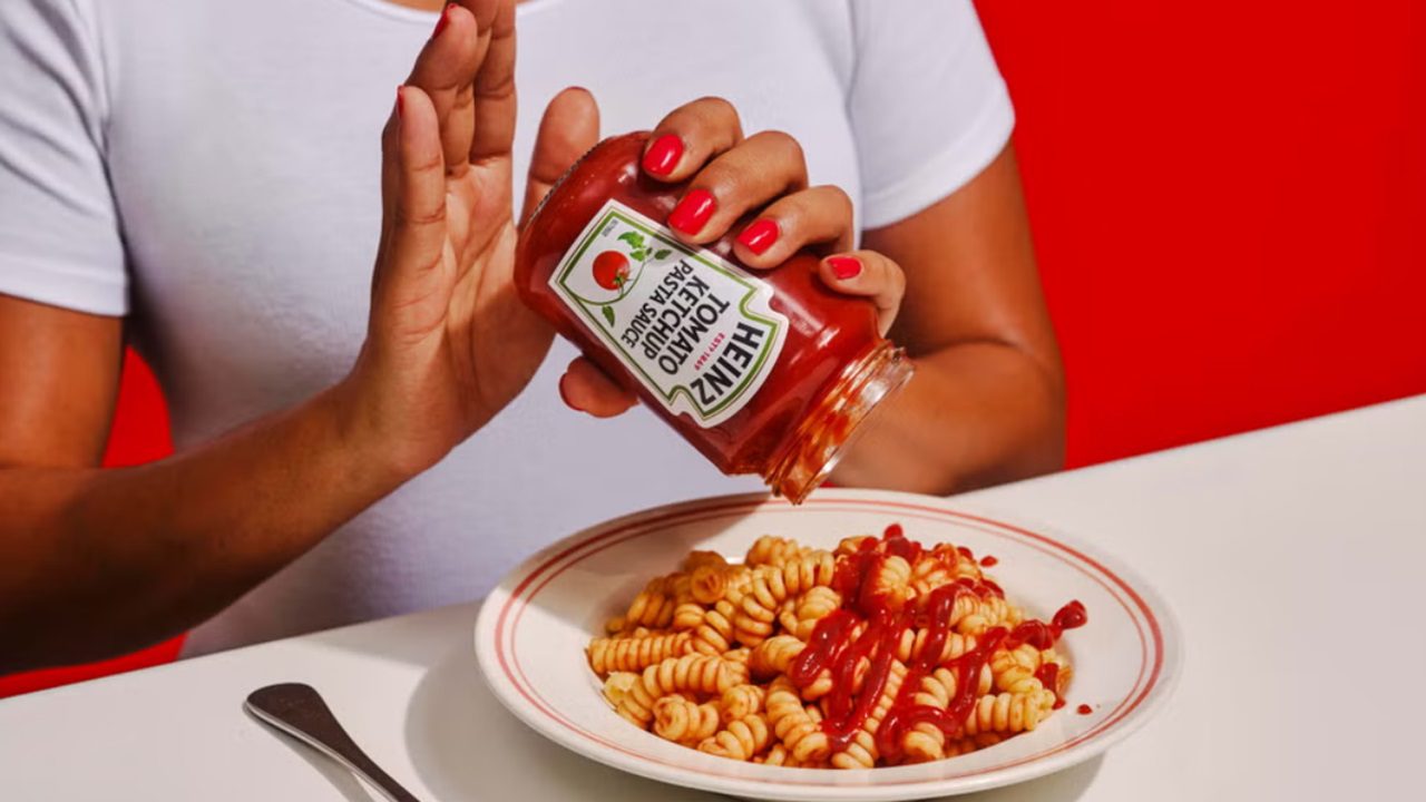 Heinz lancia il sugo al ketchup e chiede un parere agli Italiani: il numero di chiamate è “impressionante”