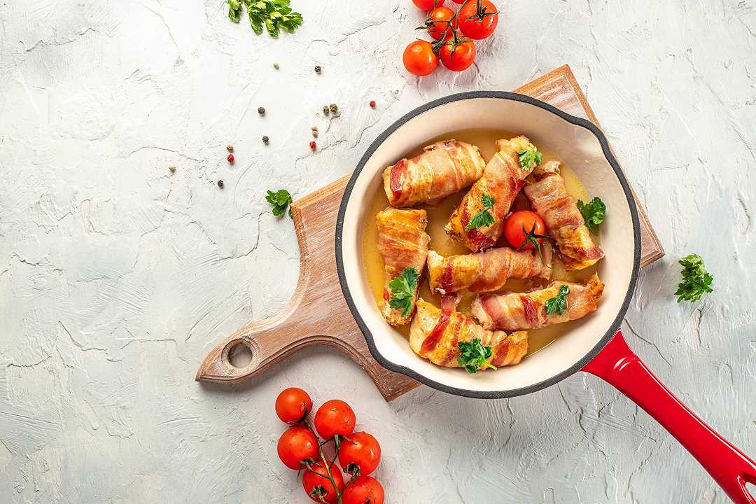 Involtini di pollo con prosciutto e formaggio, la ricetta classica con un sapore in più