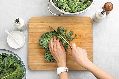 Pulite le foglie di cavolo nero e conditele