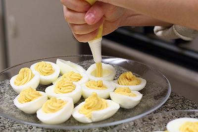Farcite le uova e decorate