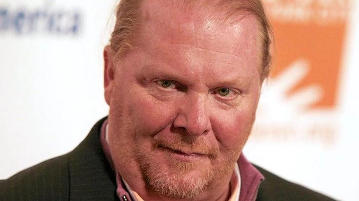 Sei anni dopo le accuse di molestie sessuali, Mario Batali torna sui social