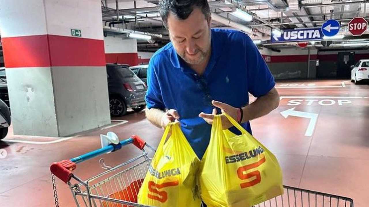 Matteo Salvini ci tiene a farci sapere che fa scorta di castagne all’Esselunga