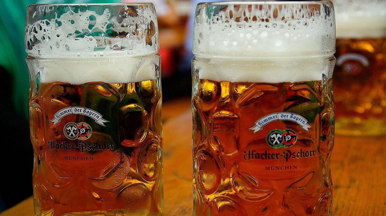 Il prezzo della birra all’Oktoberfest fa discutere anche TikTok