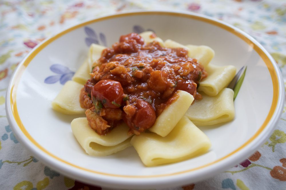 Paccheri al coccio, la ricetta napoletana del sugo di pesce legato alla perfezione