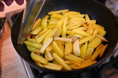 Sbucciate e cuocete le patate