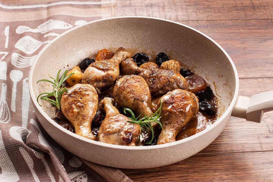 Pollo alle prugne, la ricetta agrodolce che viene dal Medioriente