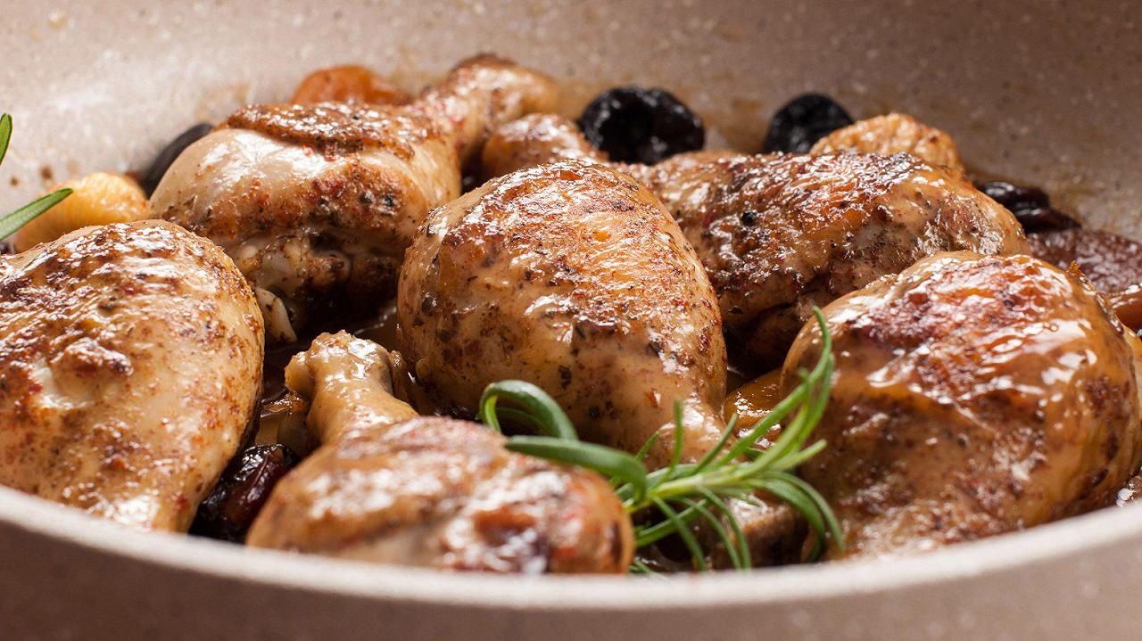 Pollo alle prugne, la ricetta agrodolce che viene dal Medioriente
