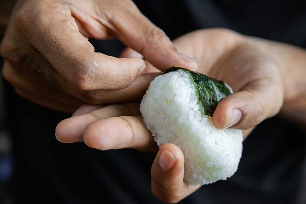 Preparazione degli onigiri, sistemazione dell'alga