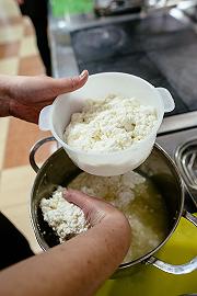 Aggiungete la ricotta e servite con il pane bruscato