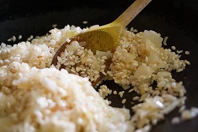 Rosolate il salame e il lardo e tostate il riso