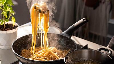 Saltate la pasta con il condimento