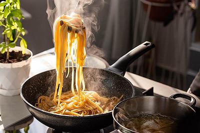 Saltate la pasta con il condimento