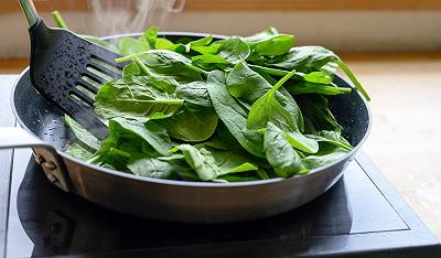 Rosolate aglio e cipolla e appassite gli spinaci