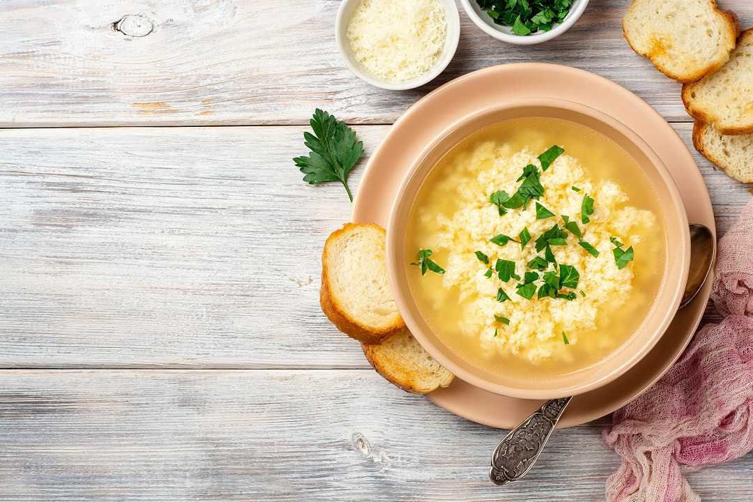 Stracciatella alla romana, la ricetta del primo pronto in 5 minuti