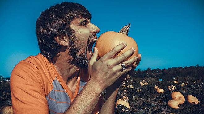 uomo mangia zucca