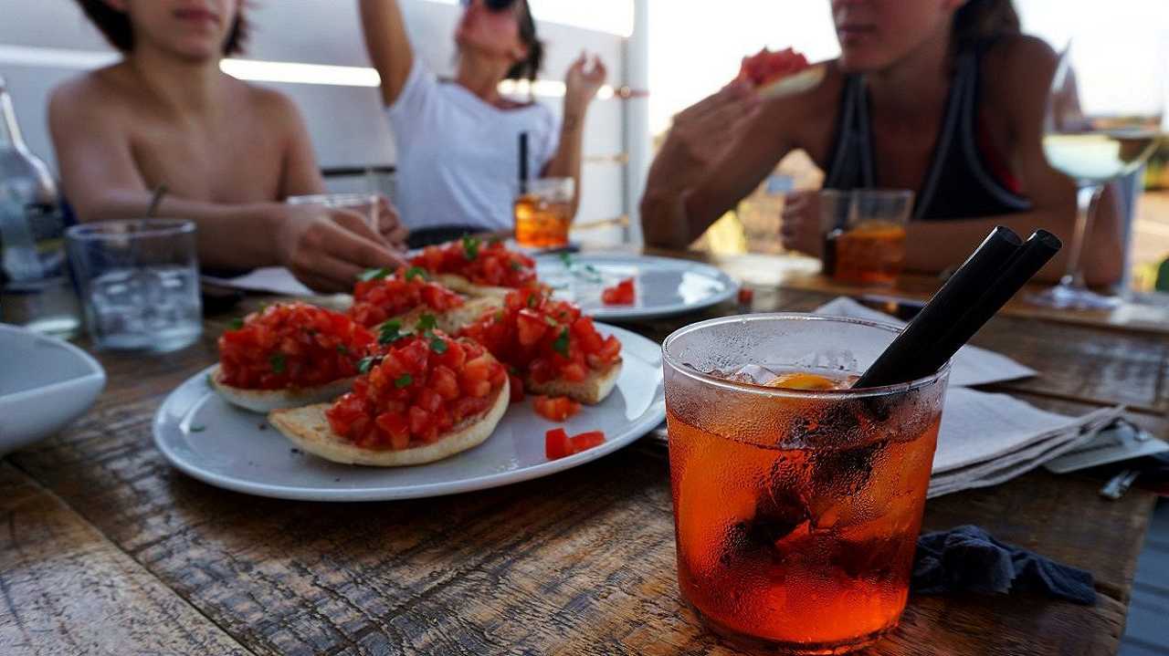 L’aperitivo italiano cresce: è un modo per risparmiare sulla cena fuori?