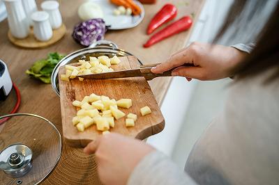 Aggiungete patate e piselli