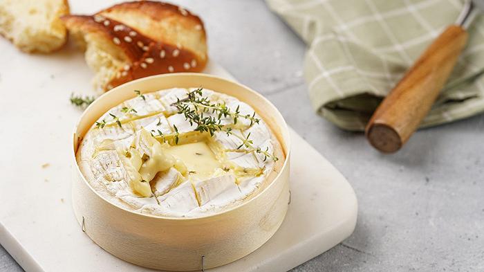 Camembert senza confezione in legno? La Francia insorge contro la UE