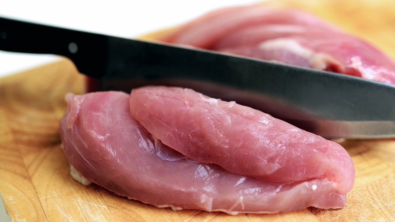 Carne di pollo contaminata da Salmonella: focolai in Europa e USA