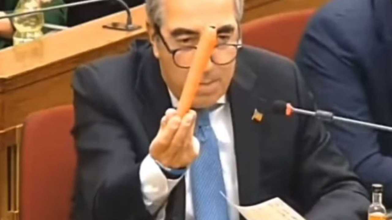 Maurizio Gasparri si presenta in Commissione Vigilanza Rai armato di cognac e carota