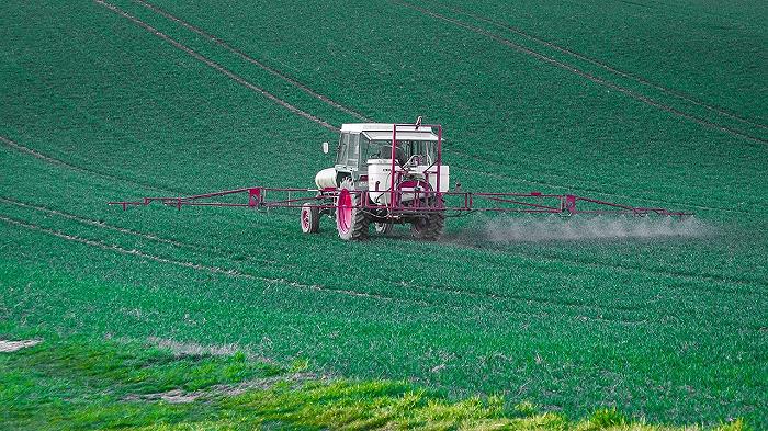 Il glifosato continuerà a farci compagnia: l’UE rinnova l’autorizzazione per altri 10 anni