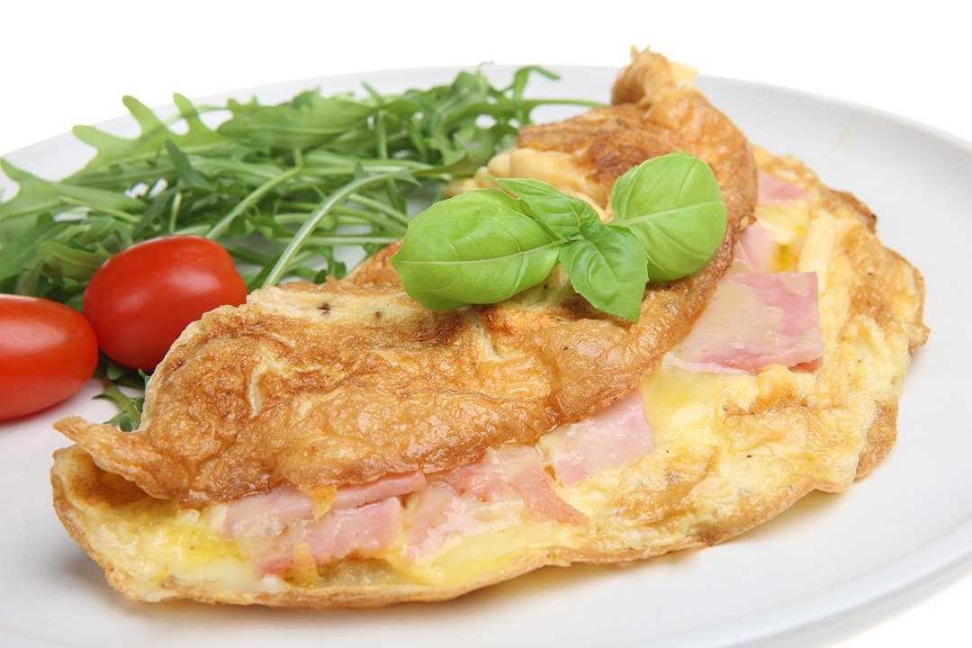 Omelette prosciutto e formaggio, la ricetta pronta in 10 minuti