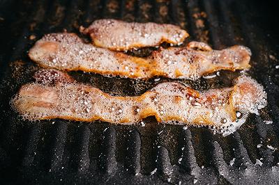 Rosolate la pancetta e tostate il pane