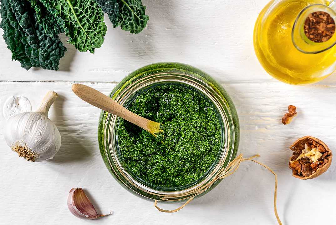 Pesto di cavolo nero, la ricetta del sugo invernale per eccellenza