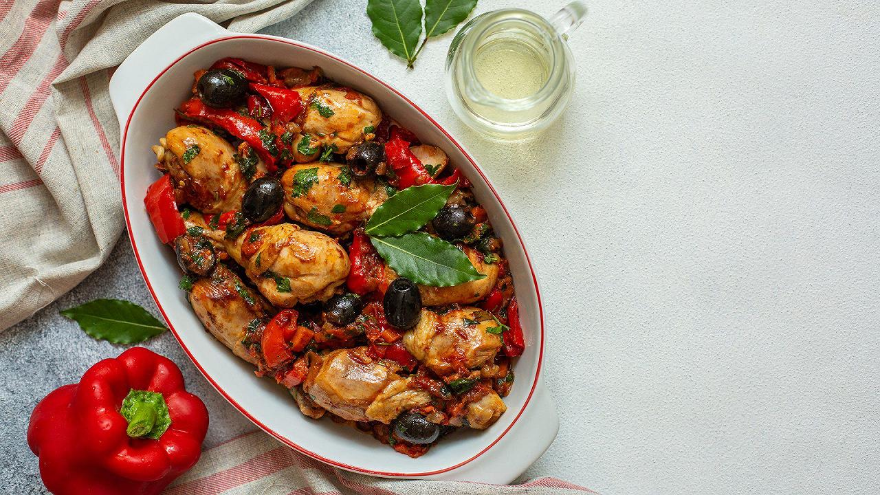 Pollo con peperoni alla romana, la ricetta croccante e ben legata