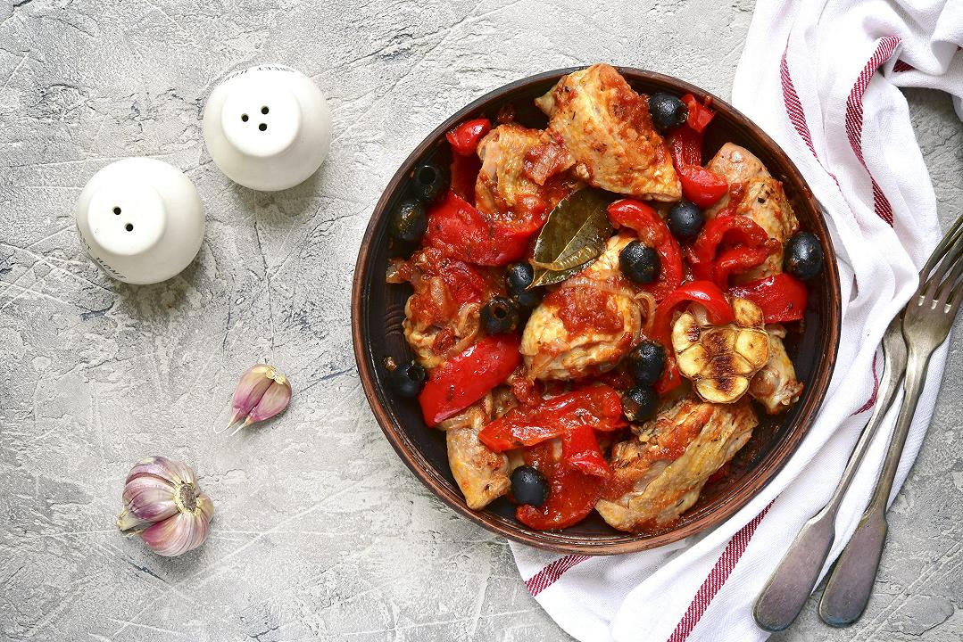 Pollo con peperoni alla romana, la ricetta croccante e ben legata