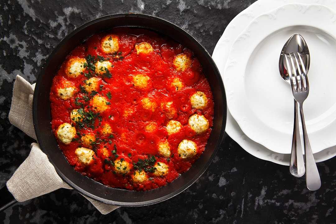 Polpette di ricotta al sugo, la ricetta per farle sode e saporite