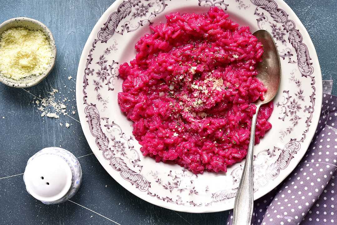 Risotto alla barbabietola, la ricetta di un piatto leggero, salutare e tutto rosa