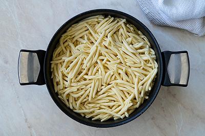 Condite la pasta con il sugo e con il pesto